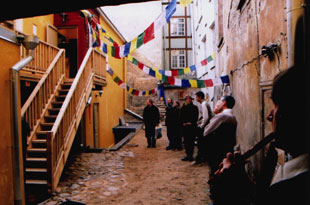 Palvelipud plagisevad templi &otilde;uel